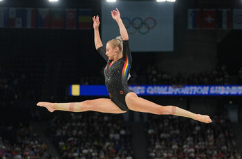 Gimnastică. Sabrina Voinea conduce la bârnă și sol, după șase subdiviziuni în calificări la Mondiale