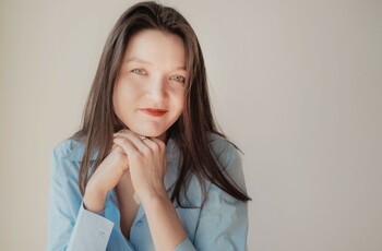 Povestea unei tinere din România care şi-a transformat pasiunea pentru artă într-o afacere, iar acum îşi vinde (…)