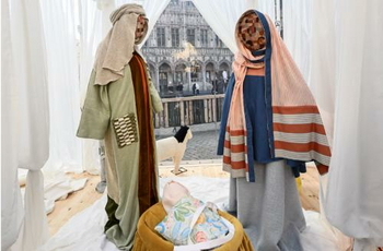 Bruxelles provoacă indignare cu o scenă a nașterii lui Iisus fără chipuri, „inclusivă”