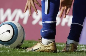 I-auzi una! Un fotbalist brazilian a intrat pe teren cu brățara electronică legată de picior