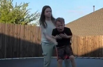 Momentul viral în care o fetiță de 10 ani și-a salvat fratele care s-a înecat cu mâncare. Reacția mamei: „A fost ca (…)