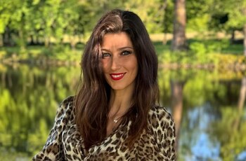 „Sunt un imbecil”. Un bărbat de 76 de ani a călătorit 760 de km pentru a se căsători cu o fostă Miss Franța, dar a (…)