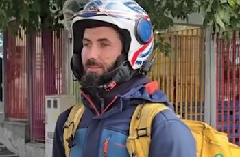 Un tânăr livrator lucrează 14 ore pe zi, ca să strângă bani pentru tratamentul iubitei! „Are dureri foarte mari!”