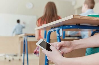Elevii rămân fără telefoane! Autoritățile anunță interdicție totală în școli