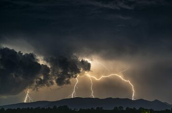 Furtuna Zack schimbă vremea în România! Avertisment meteo: temperaturile scad, vin ploi și vijelii