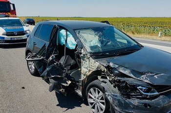 Şofer grav rănit după ce autoturismul pe care îl conducea s-a ciocnit cu o autoutilitară