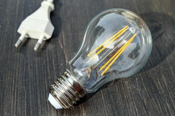 Cât curent consumă, de fapt, un bec uitat aprins toată noaptea? Comparație între bec incadescent, LED și CFL, plus (…)