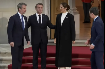 Nicușor Dan, din nou buimac, de data asta la Copenhaga. Nu știe dacă trebuie să facă sau nu poză cu cu Macron și (…)