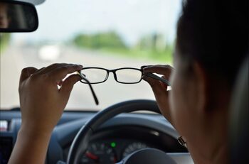 Lege nouă pentru șoferii cu ochelari. Controale mai stricte și amenzi mari pentru cei care nu respectă regulile