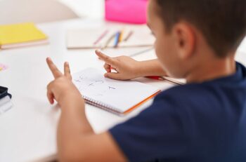 Ce spune psihologii despre copiii care numără pe degete?