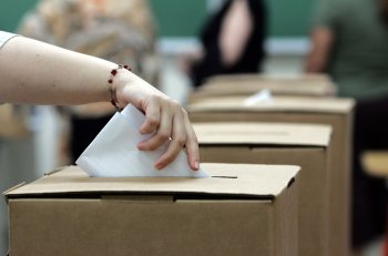Prezenţă scăzută la vot în Bucureşti în intervalul 10-11. 66.000 de votanţi, jumătate faţă de 2024