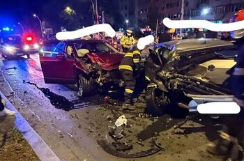 Accident grav în Capitală, în Sectorul 5: o persoană este încarcerată, iar unul dintre șoferi a fugit de la locul faptei
