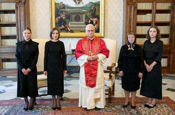Președintele Republicii Moldova, Maia Sandu, alături de mama și sora sa, a fost primită în audiență de Papa Leon al (…)
