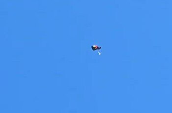 Emoții la un exercițiu demonstrativ în Buzău: Un militar a folosit parașuta de rezervă din cauza unei defecțiuni