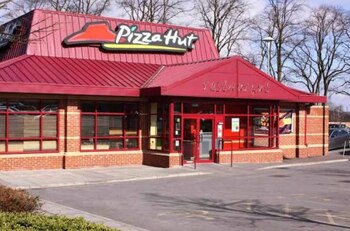 Pizza Hut Marea Britanie va închide 68 de restaurante după ce a intrat în insolvență. Angajații au fost trimiși (…)