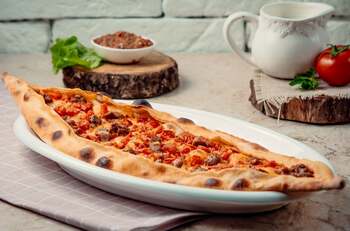 Pita, pizza, pida. Sau peinirly, kiymalı, ıspanaklı, pastrmajlija sau khachapuri? Bărcuțele de aluat cu umplutură cu (…)