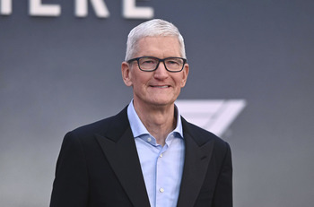 NEWS ALERT Tim Cook ar putea renunța la funcția de CEO al Apple de anul viitor / Compania l-ar pregăti pe John (…)