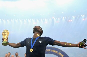 Pogba a ajuns la AS Monaco după ce i s-a încheiat suspendarea pentru dopaj / Fotbalistul a plâns la semnarea (…)