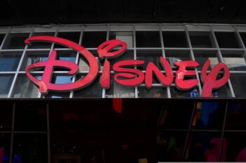 Disney dă în judecată o companie din Hong Kong pentru vânzarea ilegală de bijuterii cu Mickey Mouse