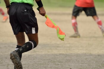 Arbitru, bătut cu sălbăticie la Arad! Primarul desființează echipa după gestul agresorului