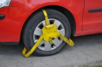 Capcana pentru turiștii români în Bulgaria. Mulți și-au găsit roțile blocate la mașini, chiar dacă au parcat (…)