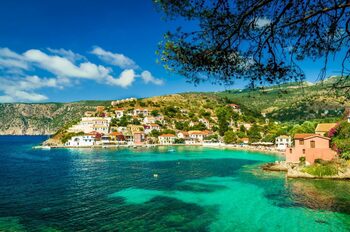 O insulă din Grecia preferată de turiști introduce o taxă specială. Ce îi așteaptă pe cei care nu rămân peste noapte