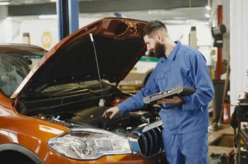 Mașinile de lux care nu te lasă fără bani la service: 10 modele cu costuri surprinzător de mici