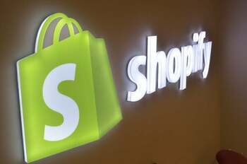 Eliminarea scutirii „de minimis” loveşte comerţul online global şi ridică preţurile pentru consumatori