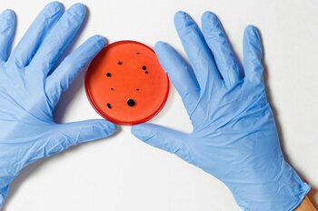 Antibioticele nu ne mai salvează: Superbacteriile pun în pericol milioane de vieți și ne vor costa trilioane de dolari
