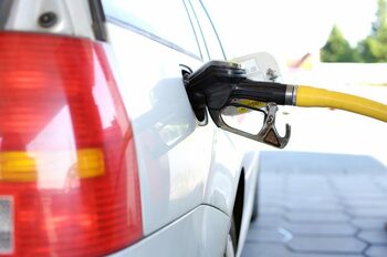 Carburanții se scumpesc puțin câte puțin, dar constant. Ce ne așteaptă la pompă în 2026