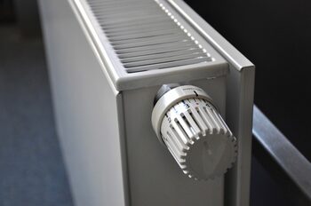 Cum faci economie la facturile pentru căldură iarna aceasta. „Poți reduce consumul de energie cu 5–7% procente”
