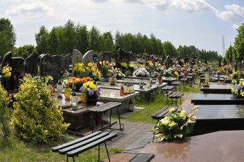 Amenzi usturătoare pentru cei care vin cu așa ceva la înmormântări. Legea a fost deja aplicată în mai multe cimitire