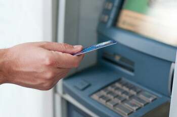 Lovitură pentru firmele din România! Statul le obligă să aibă card și cont bancar