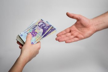 Ce acte să semnezi când îți împrumuți prietenii cu bani?