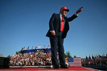 Donald Trump, al doilea cel mai popular președinte american al secolului XXI, potrivit unui sondaj