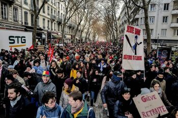 Franța în grevă generală pe 18 septembrie. Mobilizare record cu până la 900.000 de manifestanți. Cel puţin 10.000 de (…)