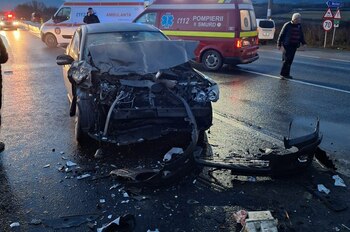 Ciocnire între un microbuz și un autoturism în Sibiu: 12 persoane implicate, șase au fost transportate la spital