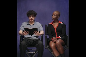 Doi actori din serialul Wednesday au recitat Plumb de George Bacovia: „Salut, România. Am auzit că îți place foarte (…)