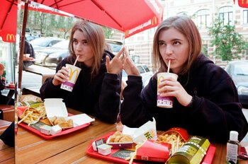 McDonald’s îşi va intensifica investiţiile în inteligenţă artificială până în 2027/ La ce folosește deja gigantul (…)