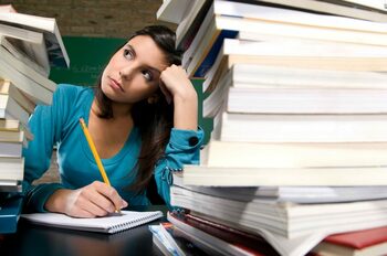Noi reguli pentru BURSELE studenților din învățământul de stat. De când se plătesc și care sunt studenții care le (…)