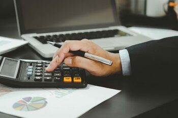 Economiștii critică schimbarea taxei pe cifra de afaceri cu un IMPOZIT pe cheltuieli intra-grup: „Ca și cum pui (…)