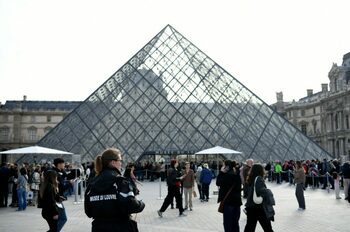Au fost arestați 2 suspecți în cazul jafului de la Muzeul Luvru. Unul dintre ei încerca să fugă în Algeria