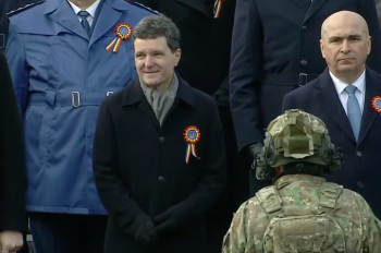 O nouă gafă a lui Nicușor Dan. Prezent la parada de 1 decembrie, președintele a întins mâna să dea noroc, în loc să (…)