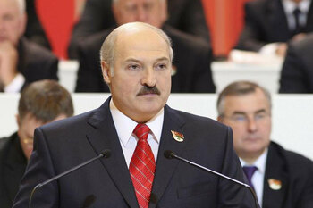 Belarus eliberează mai mulți prizonieri după apelul lui Trump. SUA relaxează unele sancțiuni adoptate împotriva (…)