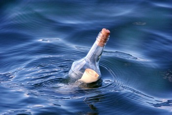 Povestea incredibilă a unui băiat de 8 ani care a aruncat o sticlă în mare. După 8 luni, a primit înapoi acest răspuns