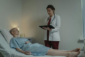 Persoanele neasigurate pot beneficia gratuit de servicii medicale oncologice