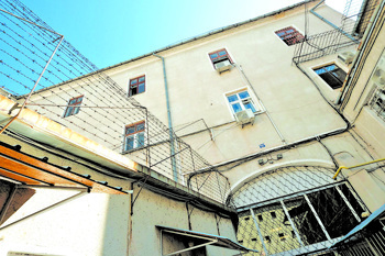 2 ani de închisoare după o altercație pentru un loc pe bancă, în curtea Penitenciarului Oradea