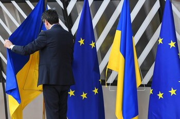 Cancelarul german anunţă în Bundestag că va cere UE, la summitul de la sfârşitul săptămânii următoare, să împrumute (…)