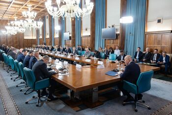 Ce le-a spus Bolojan sindicatelor: Anul viitor salariile din sectorul public vor rămâne la valoarea din acest an. (…)