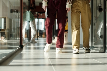 Pantofi sport de damă pentru birou: cum creezi un look smart-casual